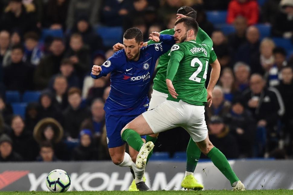 Eden Hazard saat berhadapan dengan Brighton and Hove Albion pada 3 April 2019 (Glyn Kirk/AFP)