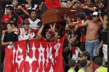 Ngeri! Ultras Tim Liga Kolombia Ini Bawa Jasad Suporter dalam Peti Mati ke Stadion