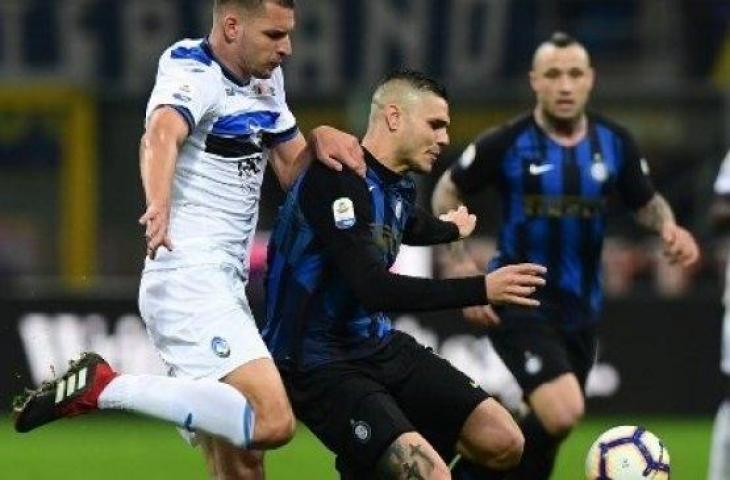 Striker Inter Milan Mauro Icardi (tengah) di tahan oleh bek Atalanta Berat Djimsiti dalam lanjutan Liga Italia di Milan. (Miguel MEDINA / AFP)