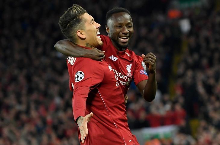 Naby Keita melakukan selebrasi bersama Roberto Firmino usai jebol gawang Porto di leg pertama perempat final Liga Champions, Rabu (10/4/2019) dini hari tadi. [LLUIS GENE / AFP]