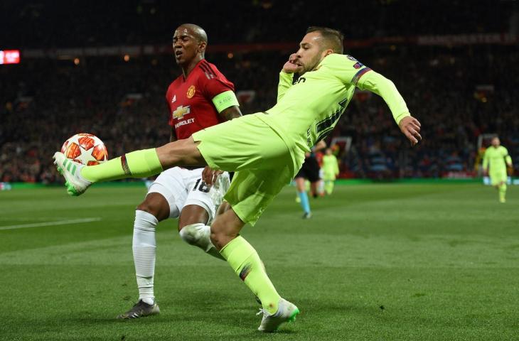 Pemain MU, Ashley Young berusaha menghalau pemain Barcelona, Jordi Alba di leg pertama perempat final Liga Champions, Kamis (11/4/2019) dini hari tadi. Manchester United takluk 0-1 di laga tersebut. [Oli SCARFF / AFP]