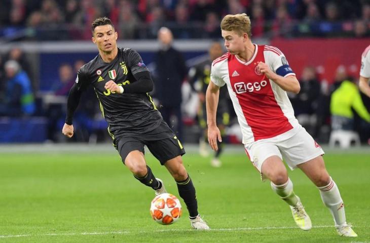 Bek Ajax Amsterdam, Matthijs De Ligt, saat berduel dengan Cristiano Ronaldo. (Emmanuel Dunand/AFP).