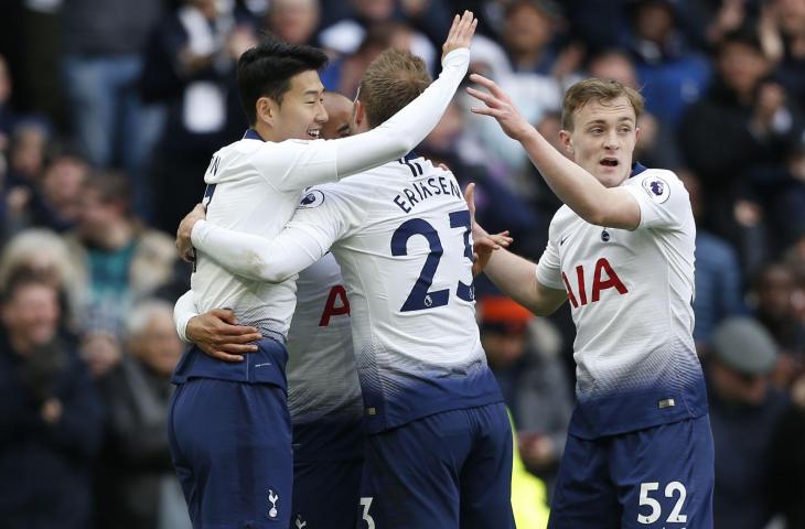 Selebrasi para pemain Tottenham Hotspur usai mengandaskan Huddersfield Town, Sabtu (13/4/2019). [Ian KINGTON / AFP]