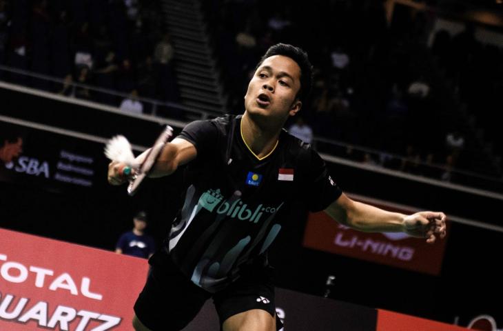 Anthony Sinisuka Ginting gagal meraih gelar di Singapore Open 2019 setelah kalah dari Kento Momota lewat rubber game. [THEODORE LIM / AFP]