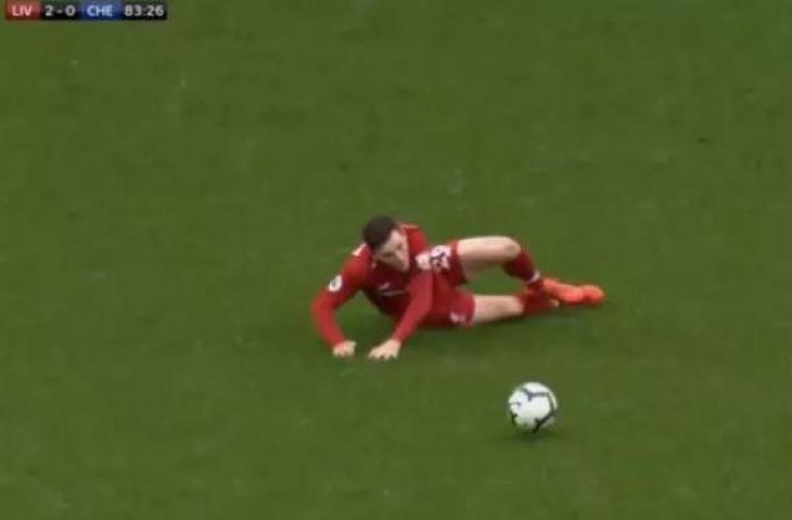 Andy Robertson terpeleset pada pertandingan Chelsea vs Liverpool. (Dok. Sportbible).