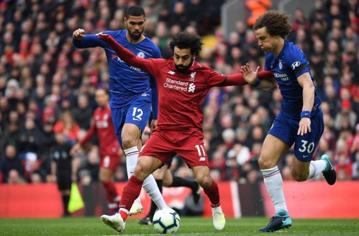 Aksi bek Chelsea, David Luiz saat menghadang penyerang Liverpool Mohamed Salah. (Paul Ellis/AFP)