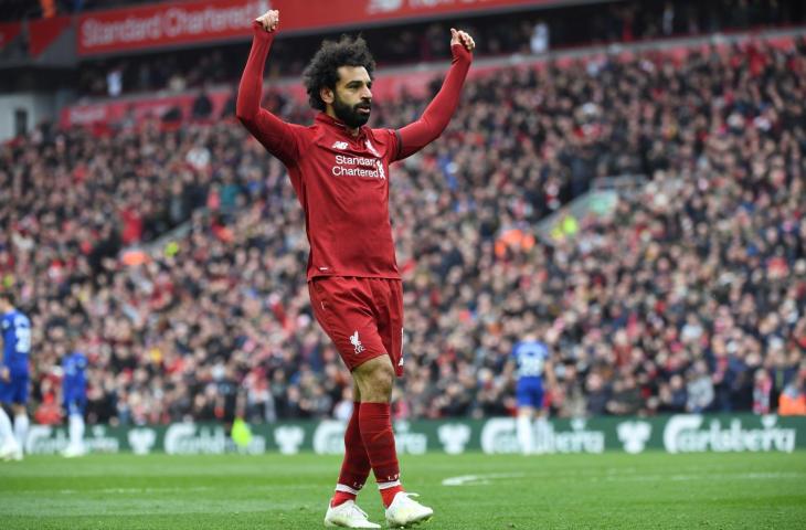 Selebrasi Mohamed Salah usai jebol gawang Chelsea di lanjutan Liga Primer Inggris, Minggu (14/4/2019) semalam. Pada laga itu Liverpool menang 2-0 atas tamunya. [PAUL ELLIS / AFP]