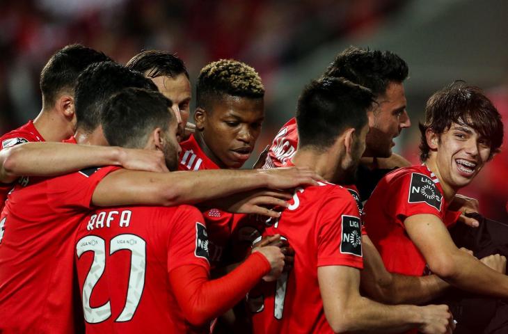 Selebrasi Joao Felix usai menjebol gawang Setubal. Ia memeluk seorang ballboy. [CARLOS COSTA / AFP]