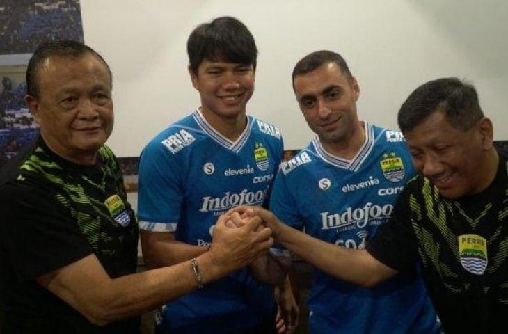 Dua pemain anyar Persib, Artur Gevorkyan (kedua dari kanan) dan Achmad Jufriyanto (kedua dari kiri) di Graha Persib, Jalan Sulanjana, Bandung, Kamis (18/4/2019). [Suara.com/Aminuddin]