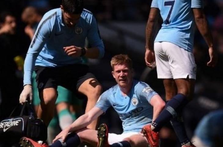 Gelandang Manchester City, Kevin De Bruyne mengalami cedera saat klubnya menang 1-0 atas Tottenham Hotspur pada pekan ke-35 Liga Primer Inggris di Etihad Stadium, Sabtu (20/4/2019). [AFP/Oli Scarff]