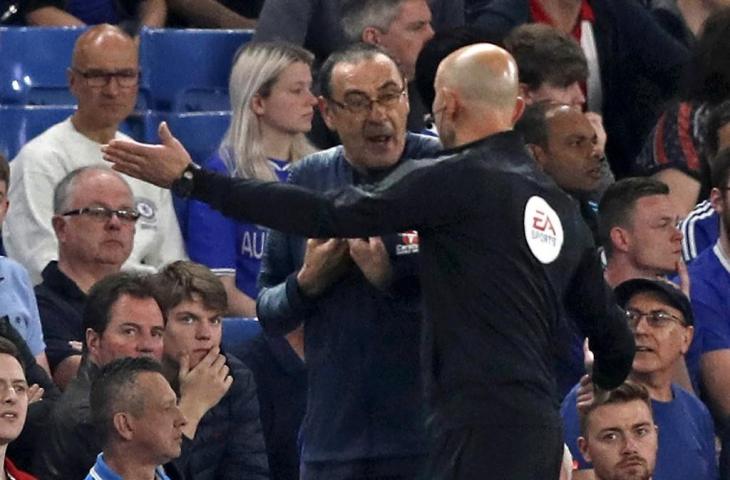 Maurizio Sarri ketika diusir oleh wasit pada pertandingan Chelsea vs Burnley, Selasa (23/4/2019). (Adrian Dennis/AFP).