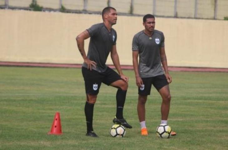 Gelandang jangkar anyar PSIS Semarang, Patrick Mota (kanan) berbincang dengan rekan senegaranya yang juga bek PSIS, Wallace Costa dalam sesi latihan klub berjuluk Laskar Mahesa Jenar di Stadion Gemilang, Magelang, Kamis (25/4/2019) petang. [Suara.com / Muhamad ALFI MAKHSUN]