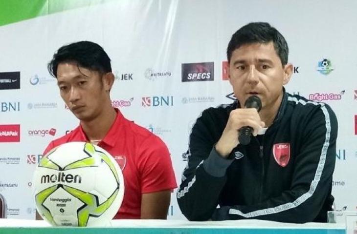 Pelatih PSM Makassar Darije Kalezic (kanan) dan pemain PSM Rivky Mokodompit (kiri) pada jumpa pers sehari jelang pertandingan. [Suara.com/Adie Prasetyo]