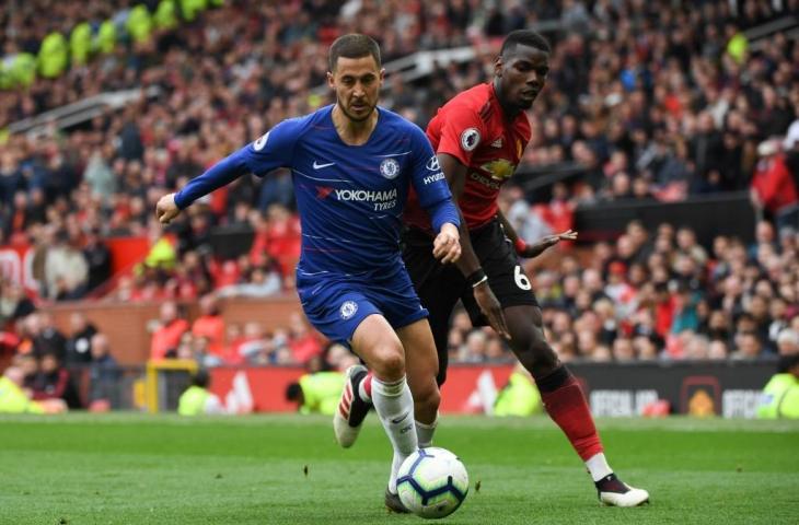 Pemain Manchester United, Paul Pogba berebut bola dengan pemain Chelsea, Eden Hazard. Pada lanjutan Liga Primer Inggris pekan ke-36, semalam, Manchester United ditahan imbang tamunya Chelsea 1-1. [PAUL ELLIS / AFP]