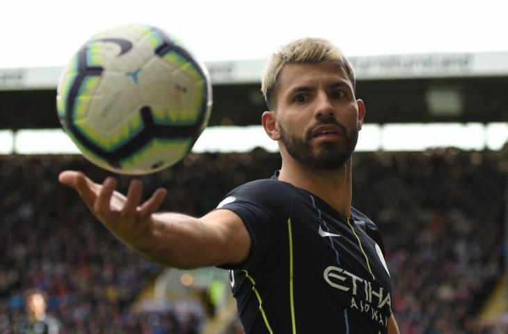 Penyerang Manchester City, Sergio Aguero cetak rekor yang pernah dibikin legenda Arsenal, Thiery Henry usai cetak sebiji gol ke gawang Burnley, Minggu (28/4/2019) malam. [OLI SCARFF / AFP]