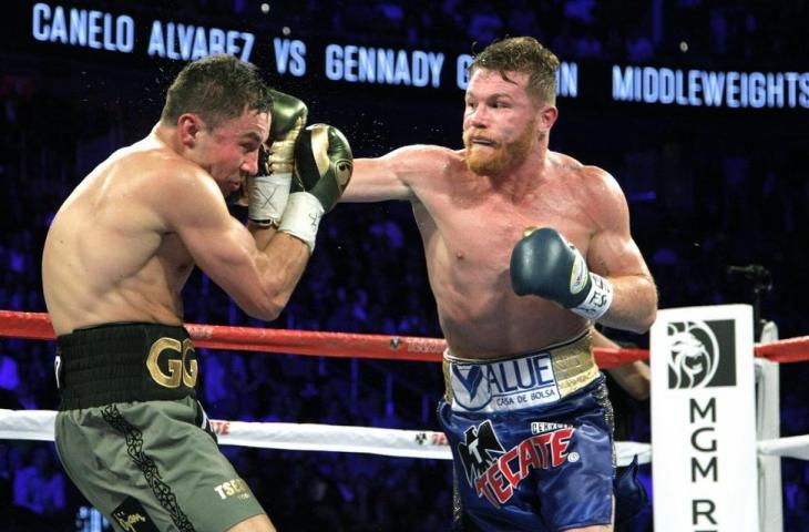 Canelo Alvares (kanan) diterpa isu seks dengan seorang aktris jelang pertarungan menghadapi petinju Amerika. [JOHN GURZINSKI / AFP]