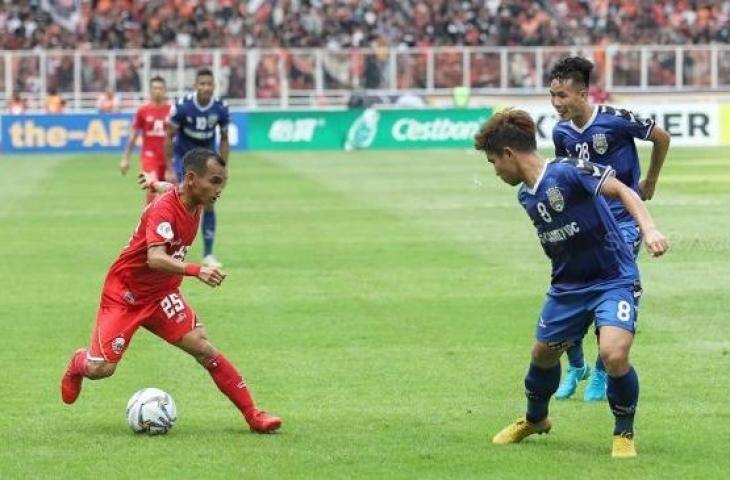 Pesepakbola Persija Jakarta, Riko Simanjutak dihalau pesepakbola Becamex Binh Duong, Nguyen Anh Tai saat laga matchday 1 Grup G Piala AFC 2019 kontra Becamex Binh Duong di Stadion Utama Gelora Bung Karno, Senayan, Jakarta, Selasa (26/2). [Suara.com/Muhaimin A Untung]