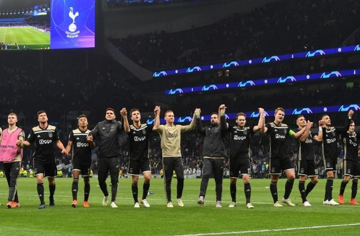 Para pemain Ajax Amsterdam melakukan selebrasi bersama usai menundukkan Tottenham Hotspur pada leg pertama semifinal Liga Champions, Rabu (1/5/2019) dini hari tadi. [EMMANUEL DUNAND / AFP]