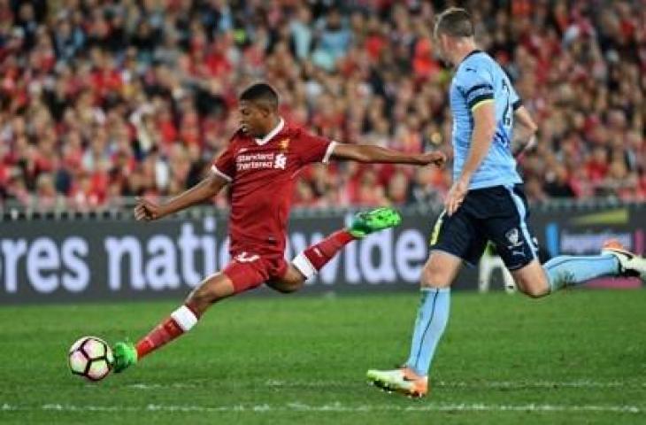 Aksi penyerang muda Liverpool, Rhian Brewster saat melawan Sydney FC pada pertandingan persahabatan di Olympic Stadium, Sydney (24/5/2017). (WILLIAM WEST / AFP)