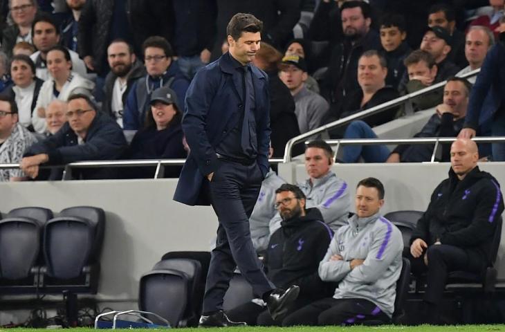 Ekspresi kekecewaan pelatih Tottenham Hotspur, Mauricio Pochettino usai timnya takluk dari Ajax Amsterdam pada leg pertama semifinal Liga Champions, Rabu (1/5/2019) dini hari tadi. [IAN KINGTON / IKIMAGES / AFP]