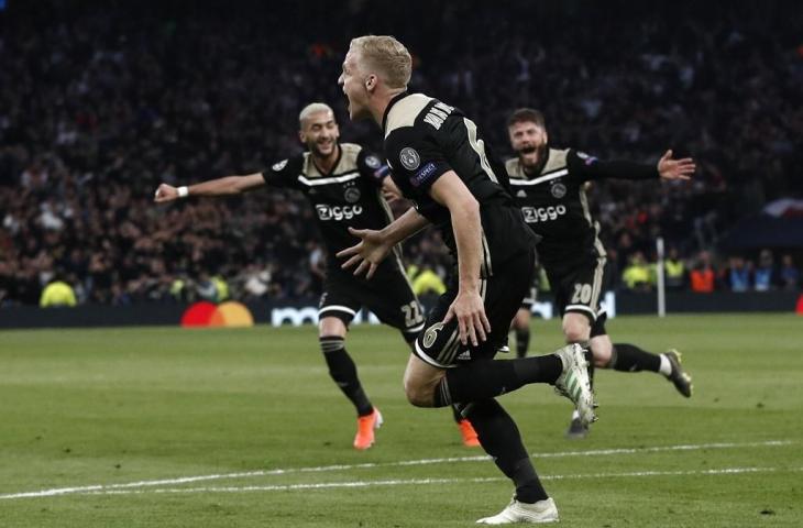 Gelandang serang Ajax Amsterdam, Donny van de Beek (depan) merayakan golnya ke gawang Tottenham Hotspur, dalam laga leg pertama semifinal Liga Champions 2018/2019 di Tottenham Hotspur Stadium, London, Rabu (1/5/2019) dini hari WIB. [Adrian DENNIS / AFP]