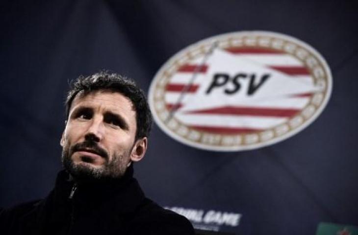 Mantan pemain AC Milan, Mark van Bommel saat ini menjadi pelatih PSV Eindhoven. (MARCO BERTORELLO / AFP)