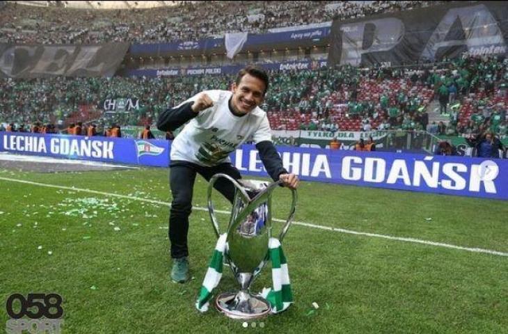 Egy Maulana Vikri berposes di belakang trofi Piala Polandia. (Instagram/egymaulanavikri)