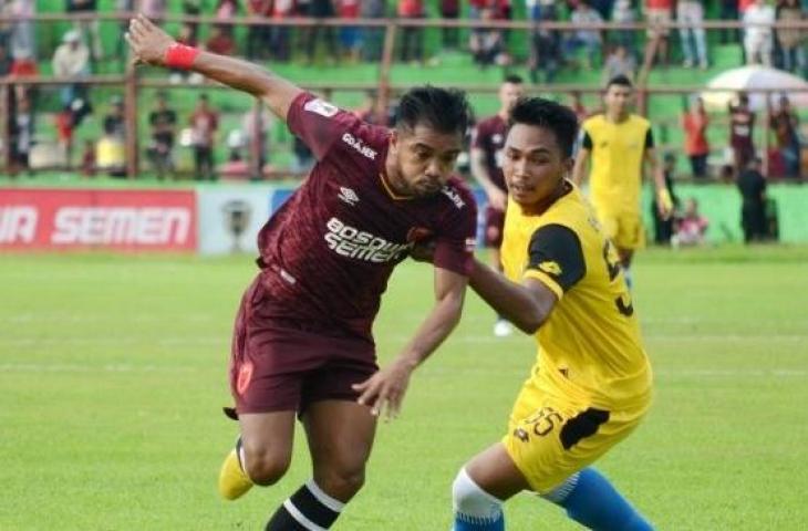 Pemain PSM Makassar, Zulham Zamrun (kiri) berusaha melewati pemain Bhayangkara FC, Bagas Adi Nugroho (kanan) pada pertandingan leg kedua perempatrinal Piala Indonesia 2018-2019 di Stadion Andi Mattalatta, Makassar, Sulawesi Selatan, Jumat (3/5/2019). PSM Makassar menang atas Bhayangkara FC dengan skor 2-0. (ANTARA FOTO/Sahrul Manda Tikupadang)