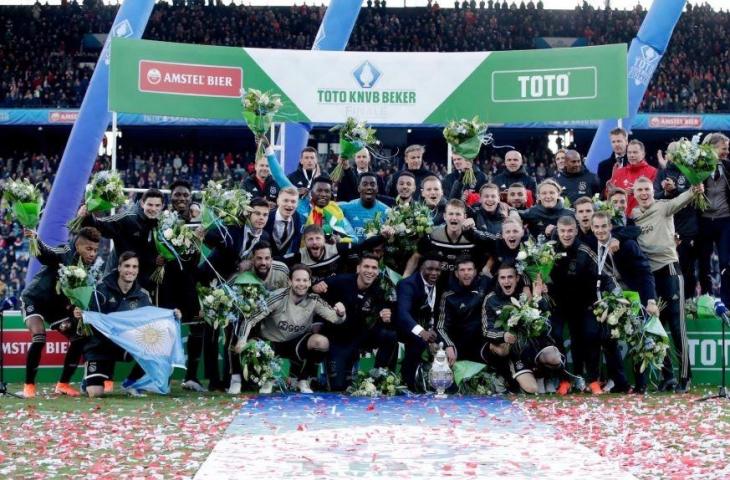 Ajax Amsterdam sukses meraih gelar Piala Belanda untuk ke-19 kalinya usai mengalahkan Willem II Tilburg 4-0 pada partai final di Stadion Feijenoord, Senin (6/5/2019) dini hari WIB. (Twitter/@AFCAjax) 