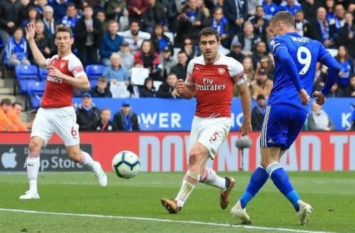 Aksi striker Leicester City, Jamie Vardy, saat membobol gawang Arsenal. (LINDSEY PARNABY / AFP)