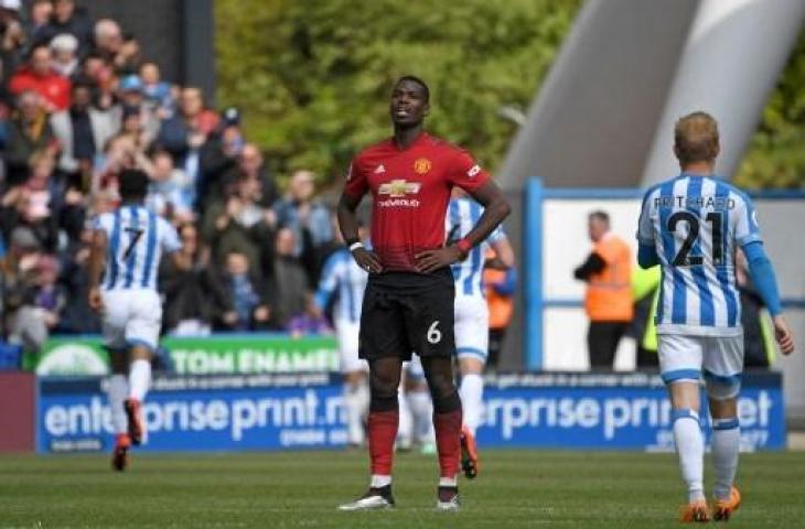 Reaksi gelandang Mancheter United, Paul Pogba, usai timnya ditahan imbang 1-1 oleh Huddersfiled Town di Stadion John Smith's, Minggu (5/5/2019) malam WIB. (PAUL ELLIS / AFP)