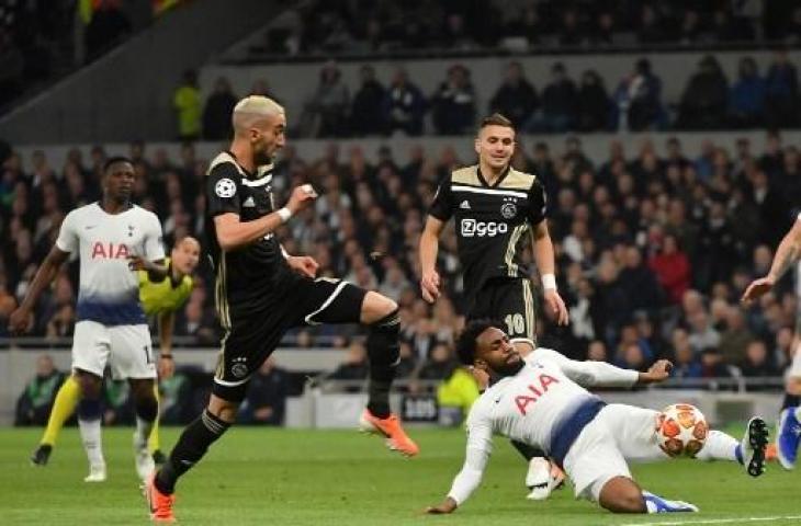 Aksi penyerang Ajax Amsterdam, Hakim Ziyech saat pertandingan melawan Tottenham Hotspur pada leg pertama semifinal Liga Champions. (EMMANUEL DUNAND / AFP)