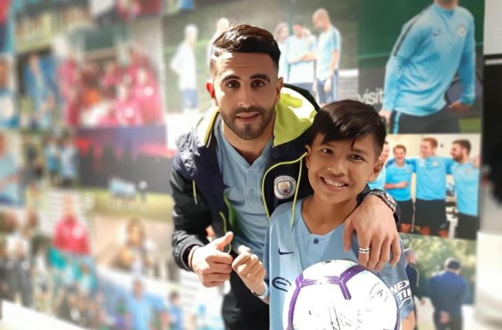 Muhammad Rizky foto bersama pemain Manchester City, Riyad Mahrez. (Dok. Istimewa)