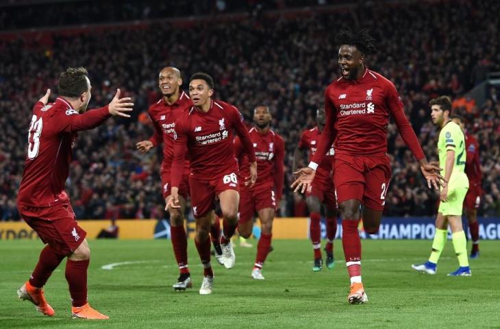 Penyerang, Divock Origi (kanan) disambut para penggawa Liverpool lainnya usai mencetak gol ke gawang Barcelona dalam laga semifinal Liga Champions 2018/2019. [Paul ELLIS / AFP]