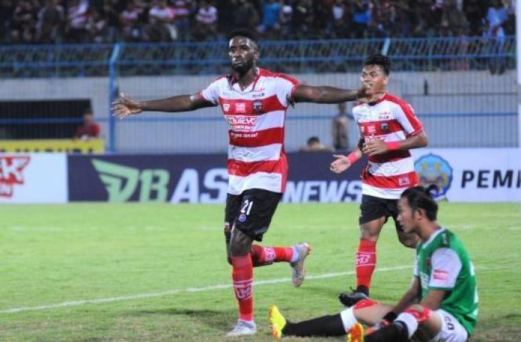 Pemain Madura United, Mamadou Samassa (kiri) melakukan selebrasi bersama Alfat Fatir (kanan) usai membobol gawang PSM Makassar, di Stadion Gelora Bangkalan (SGB) Bangkalan, Jatim, Senin (29/10/2018). MU mengalahkan PSM dengan skor 3-0. (ANTARA FOTO/Saiful Bahri)