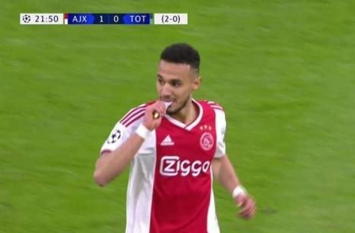 Noussair Mazraoui nampak berbuka puasa di tengah pertandingan berlangsung. (Dok. BT Sports)