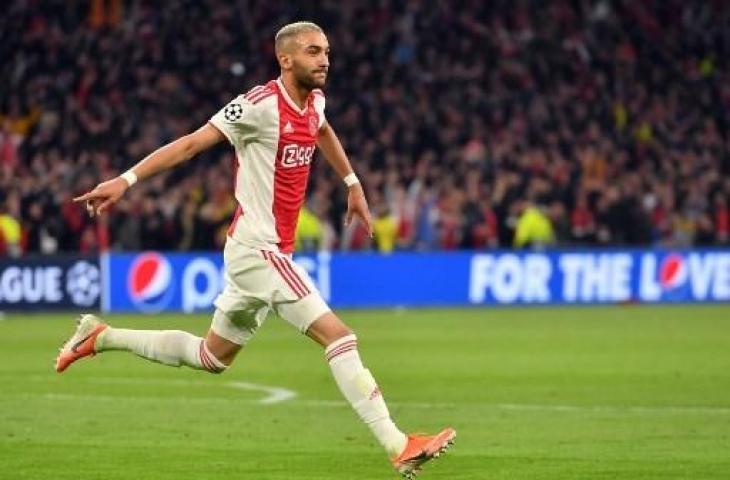 Selebrasi penyerang Ajax Amsterdam, Hakim Ziyech usai cetak gol ke gawang Tottenham Hotspur. (EMMANUEL DUNAND / AFP)