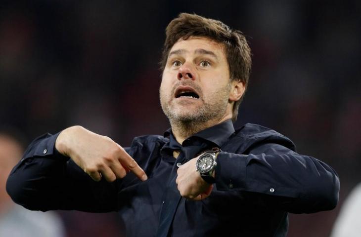 Pelatih Tottenham Hotspur, Mauricio Pochettino tak kuasa menangis usai timnya melenggang ke partai final Liga Champions usai menang agregat atas Ajax Amsterdam di laga leg kedua semifinal, Kamis (9/5/2019) dini hari tadi. [ADRIAN DENNIS / AFP]