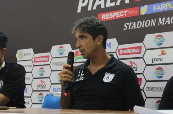 Pelatih Persipura Jayapura, Luciano Leandro memberi paparan kepada wartawan saat konferensi pers usai pertandingan melawan PSS Sleman di Stadion Maguwoharjo, Sleman, Kamis (9/5/2019) malam. (bolatimes.com/M Ilham Baktora)