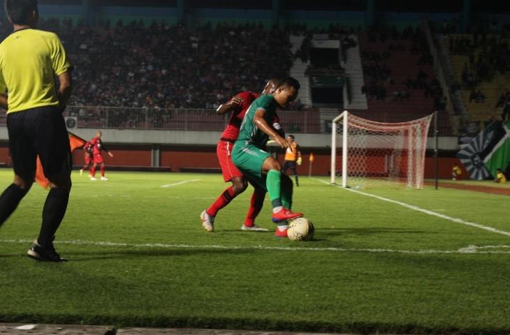 Pemain Persipura Jayapura membayangi lawan PSS Sleman pada laga uji coba di Stadion Maguwoharjo, Yogyakarta, Kamis (9/5/2019) malam. (bolatimes.com/M Ilham Baktora)