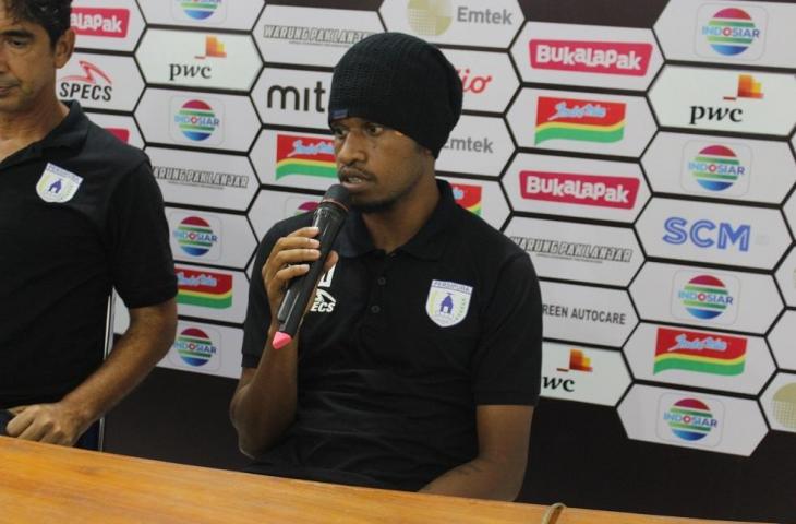 Gelandang Persipura Jayapura, Immanuel Wanggai memberi keterangan kepada wartawan usai laga uji coba kontra PSS Sleman di Stadion Maguwoharjo, Sleman, Kamis (9/5/2019) malam. (bolatimes.com/M Ilham Baktora)