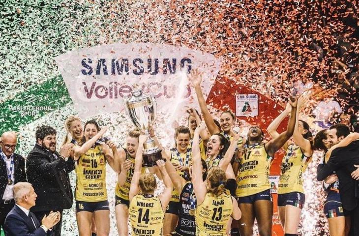 Skuat voli putri asal Italia, Imoco Volley Conegliano mengangkat trofi kemenangan Serie A Wanita. (instagram/asiawolosz14)