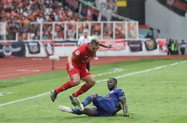 Penyerang Persija Jakarta, Silvio Escobar berduel dengan pemain klub Vietnam, Becamex Binh Duong dalam laga matchday 1 Grup G Piala AFC 2019 di Stadion Utama Gelora Bung Karno, Senayan, Jakarta, Selasa (26/2/2019) sore. [Suara.com / Muhaimin UNTUNG]