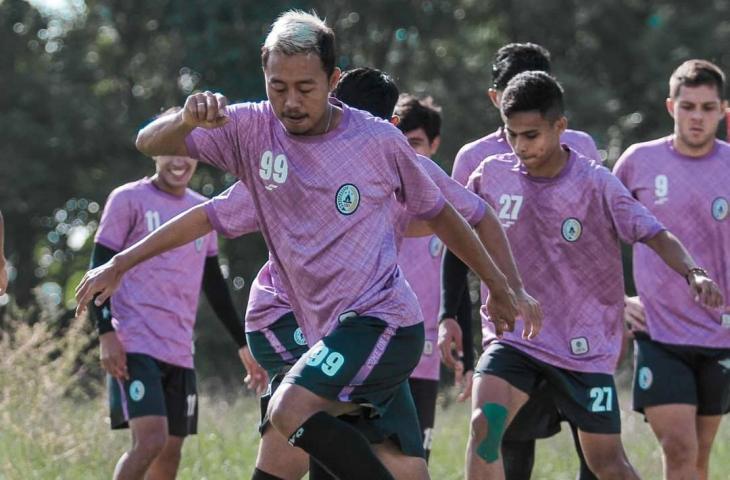 Kushedya hari Yudho berlatih bersama skuat PSS Sleman. (instagram/pssleman)