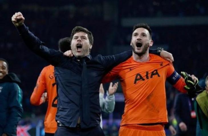 Pelatih Tottenham Hotspur, Mauricio Pochettino dan Hugo Lloris saat merayakan keberhasilan timnya lolos ke final Liga Champions. (ADRIAN DENNIS / AFP)