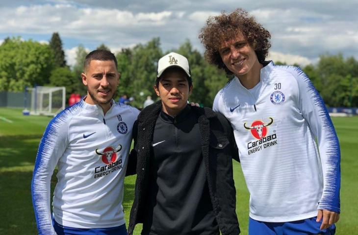 Pemain Garuda Select, Amanar Abdillah dapat kesempatan foto bareng pemain Chelsea, Eden Hazard dan David Luiz usai berlaga menghadapi Chelsea U-16. [@mysupersoccer / Instagram]