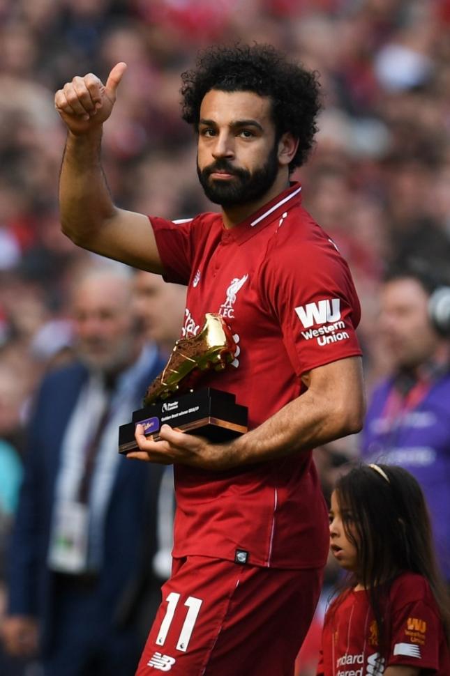 Penyerang Liverpool, Mohamed Salah raih gelar top skor Liga Primer Inggris musim ini. Ia mencetak sejarah meraih gelar top skor beruntun dua musim ini bersama Liverpool. [PAUL ELLIS / AFP]