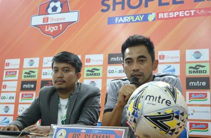 Pelatih PSS Sleman, Seto Nurdiantoro, di konferensi pers jelang laga malawan Arema FC, Selasa (15/5/2019). (chatwithamelia.xyz/Irwan febri Rialdi)