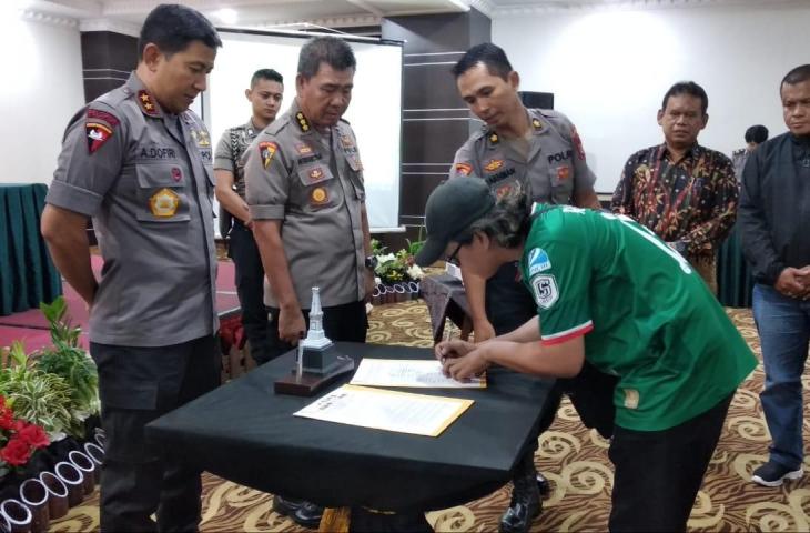 Perwakilan suporter turut menanda tangani surat komitmen untuk menjaga kondusivitas Liga 1 2019. (Bolatimes/Muhammad Ilham Baktora)