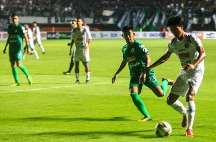 Pemain Arema FC Johan Ahmad (kanan) mencoba melewati pemain PS Sleman Arsyad Yusgiantoro (kedua kanan) saat pertandingan kompetisi Liga 1 2019 di Stadion Maguwoharjo, Sleman, DI Yogyakarta, Rabu (15/5/2019). Pertandingan tersebut menjadi pembuka Liga 1 2019 dan hingga berita ini diturunkan skor masih 1-1. (ANTARA FOTO/Andreas Fitri Atmoko)